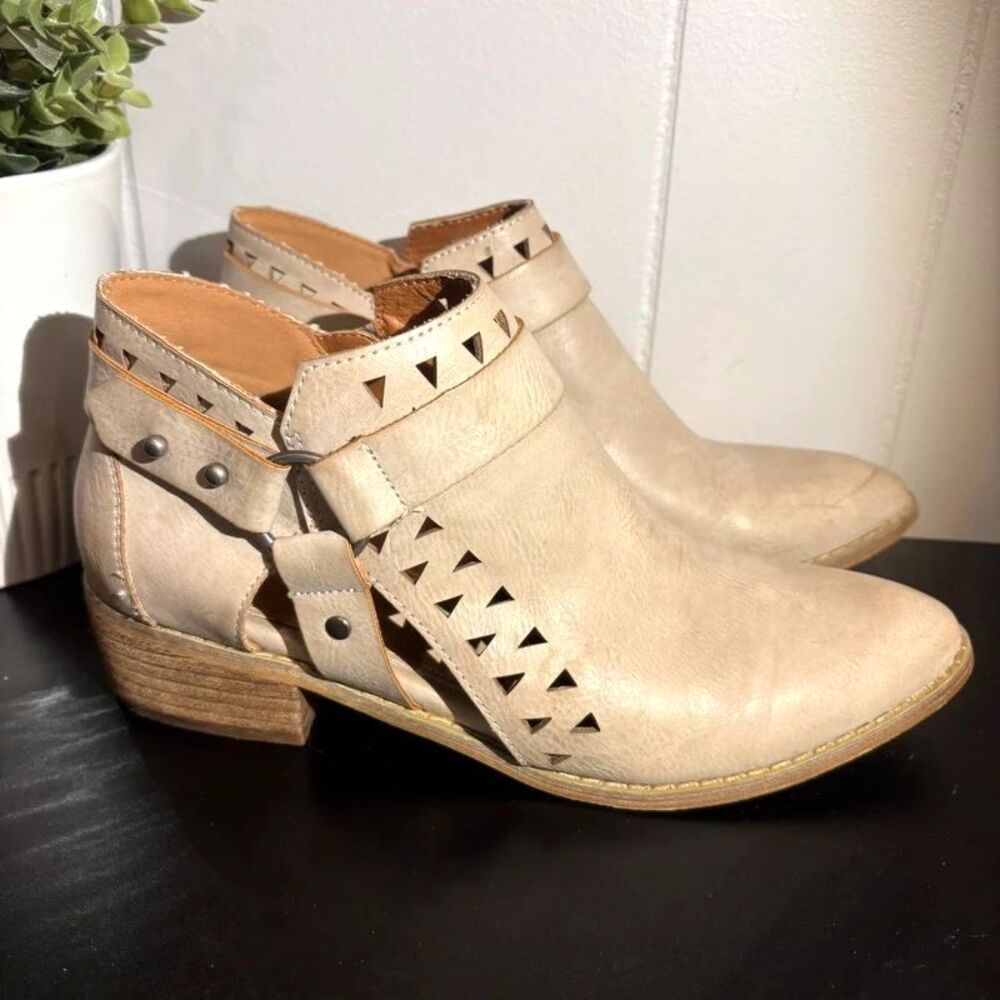 MiiM Leather Geometric Triangle Cutout Cream Booties 1.75" Stacked Heel Wms 7